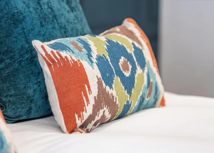 Cityscape Charm Vibrant Studio With Kitchenette