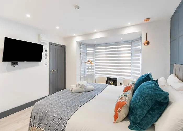 Cityscape Charm Vibrant Studio With Kitchenette
