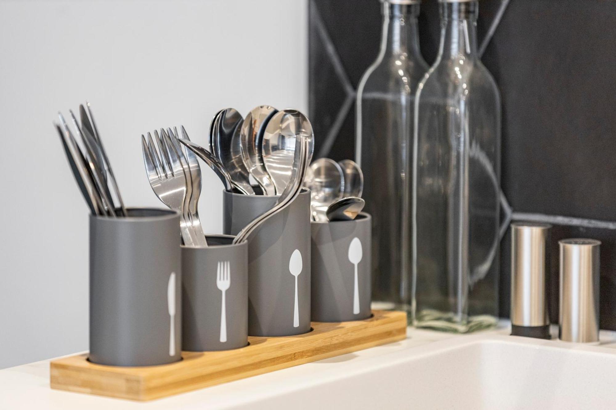 Cityscape Charm Vibrant With Kitchenette Apartamento