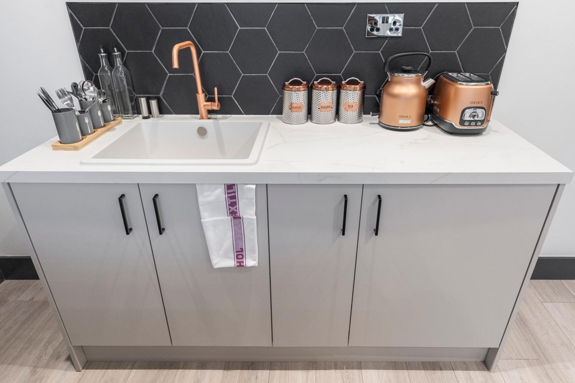 Apartment Cityscape Charm Vibrant With Kitchenette London
