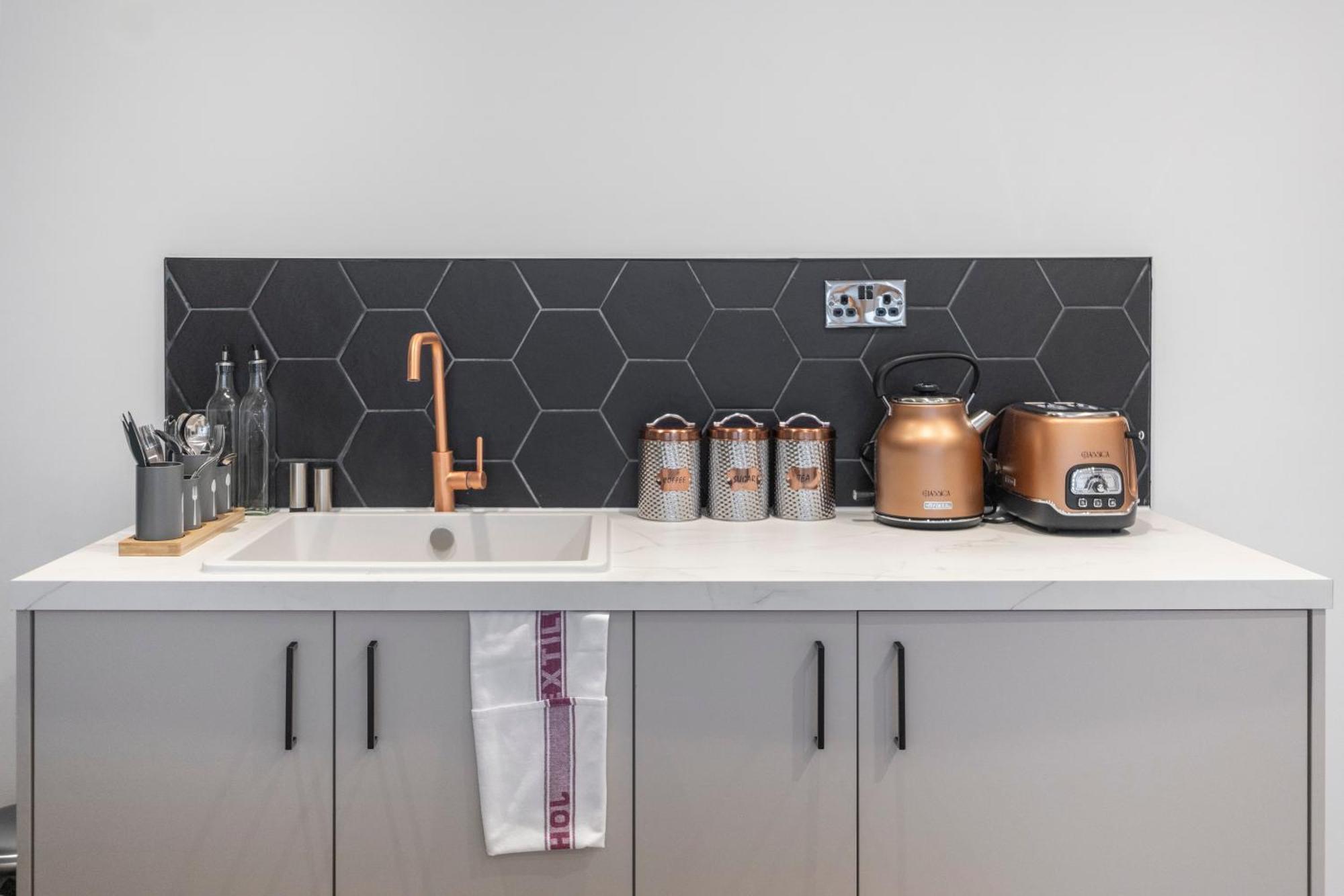 Cityscape Charm Vibrant With Kitchenette *