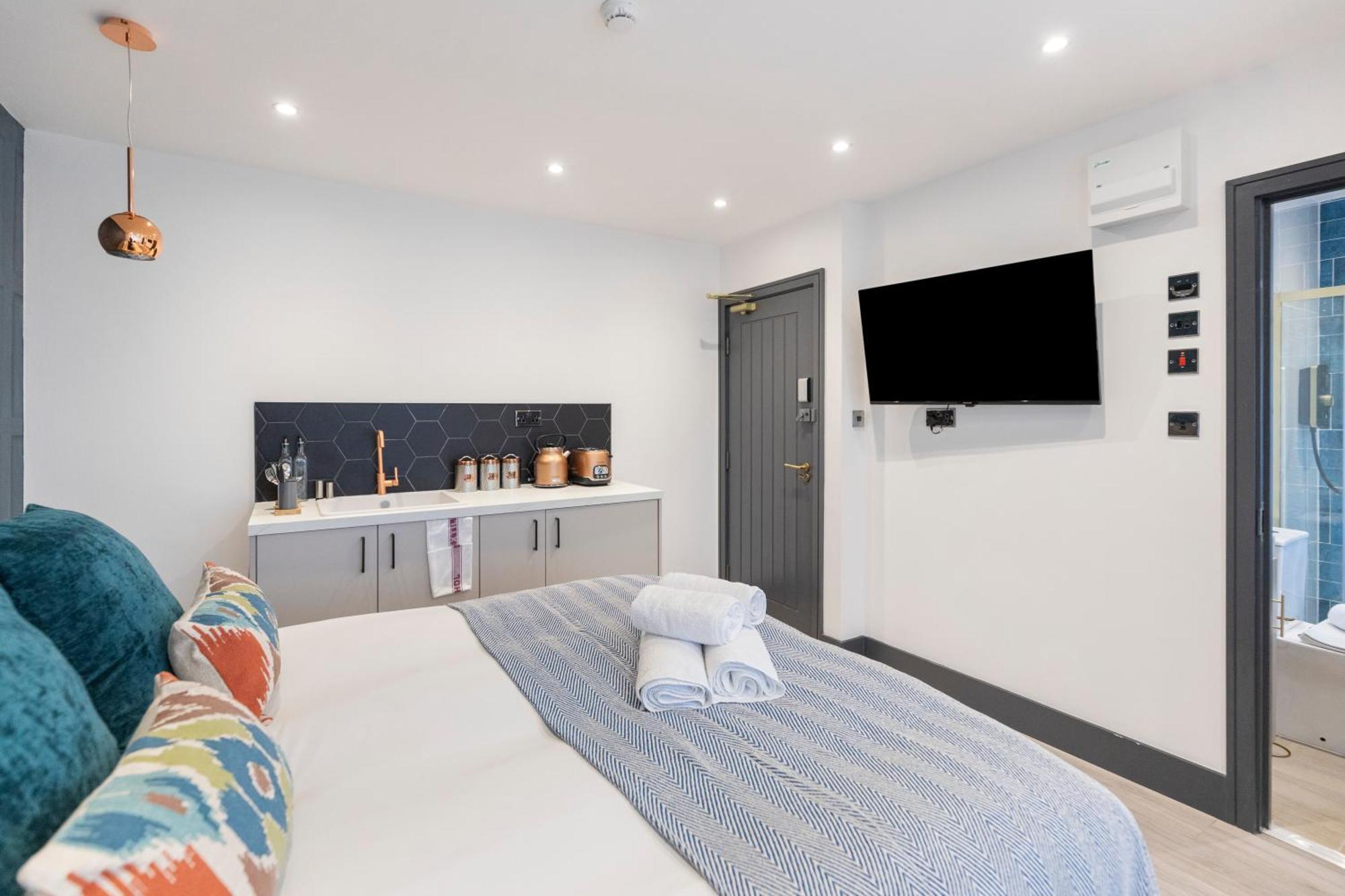 Cityscape Charm Vibrant With Kitchenette * London