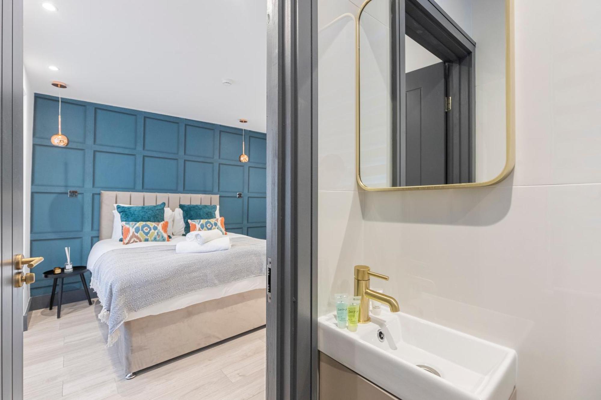 Apartment Cityscape Charm Vibrant With Kitchenette *
