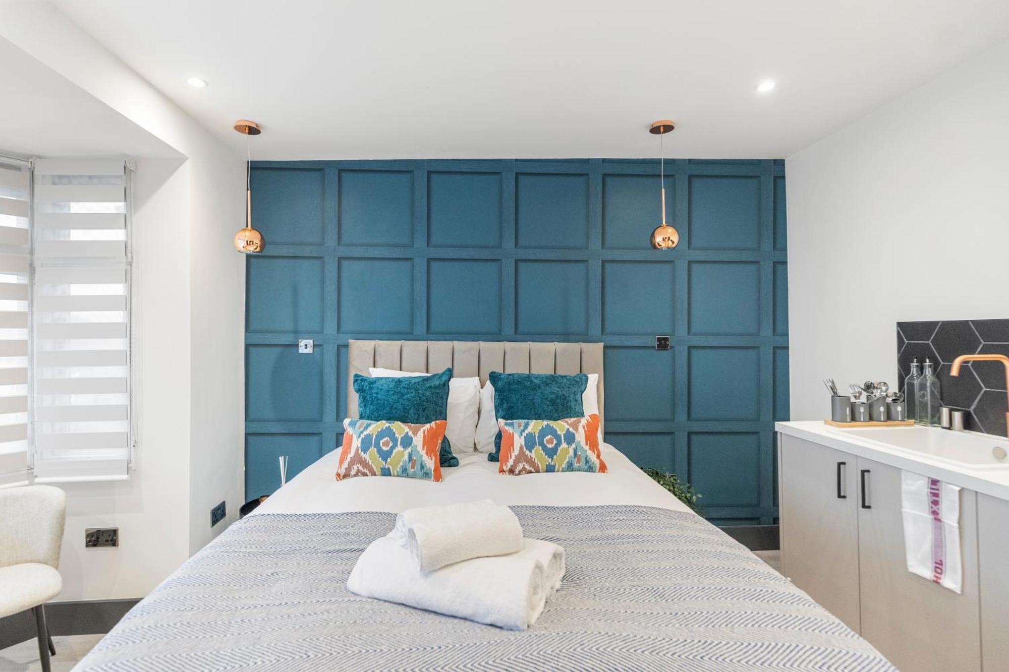 Cityscape Charm Vibrant With Kitchenette Apartment