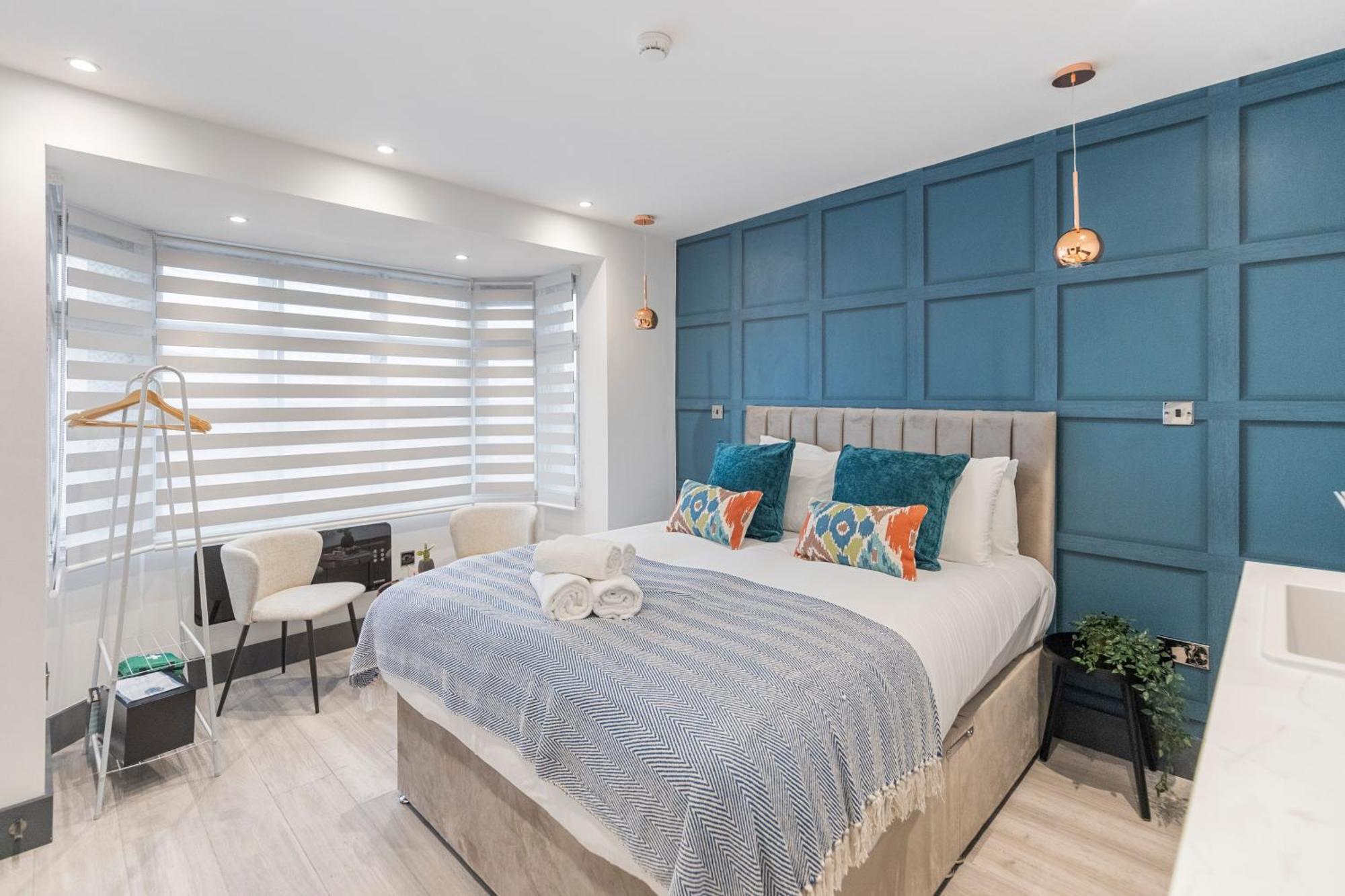 Cityscape Charm Vibrant With Kitchenette Apartment London