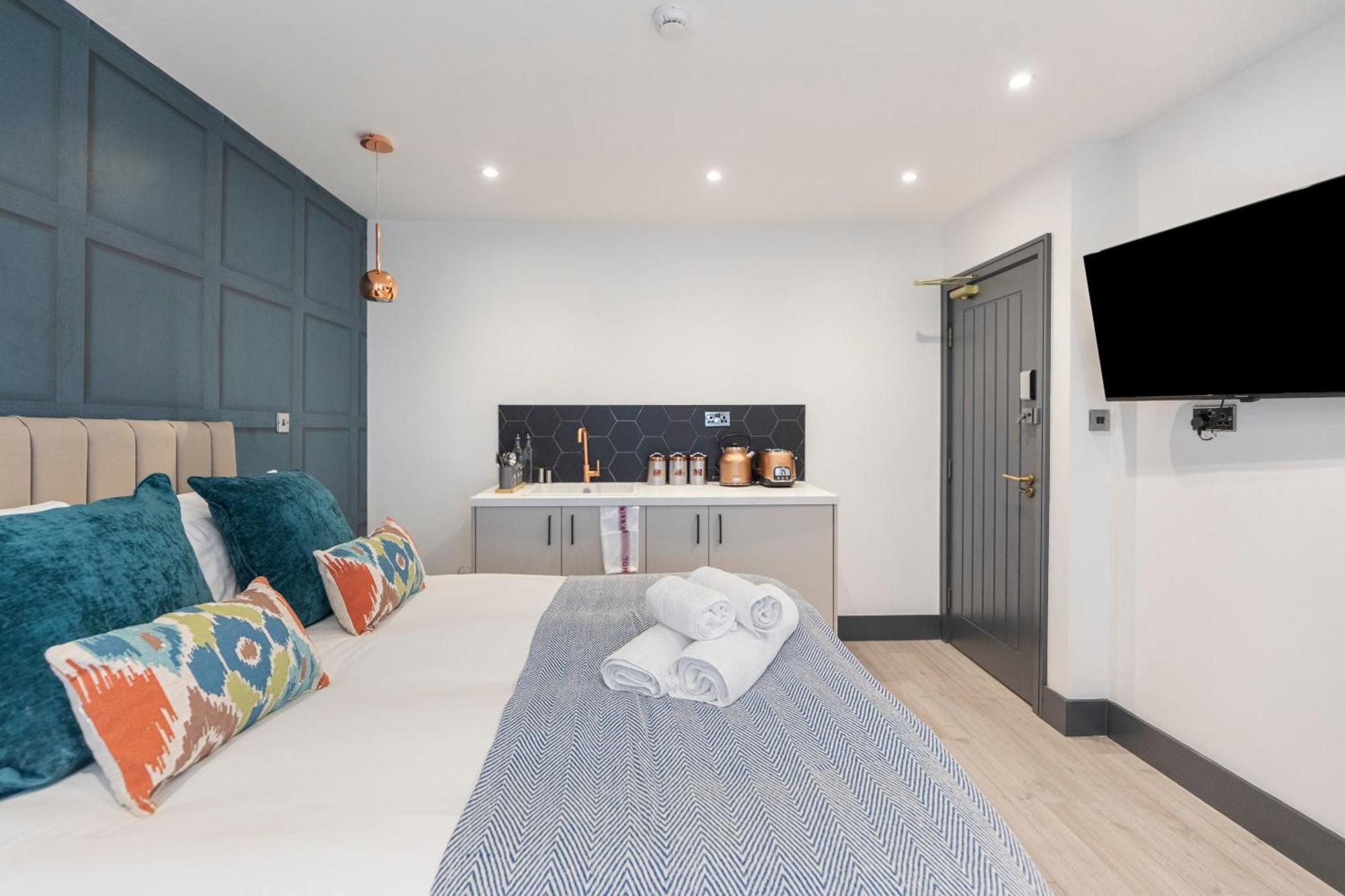 Cityscape Charm Vibrant With Kitchenette *